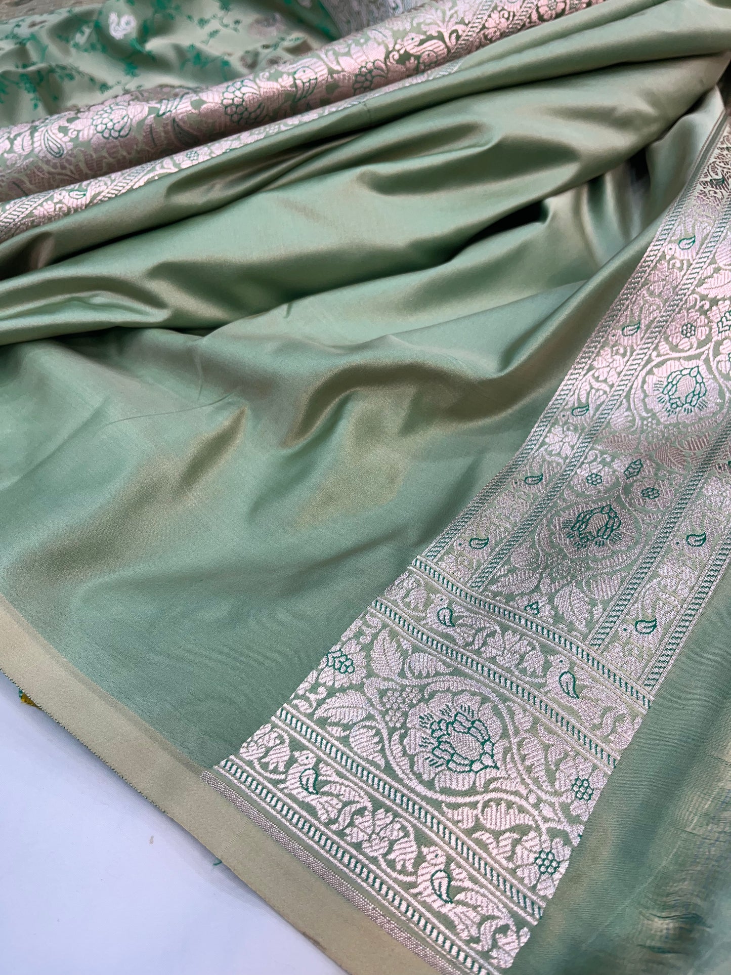 Pastel Green Banarasi Shikargah Floral Jaal Mashru Saree