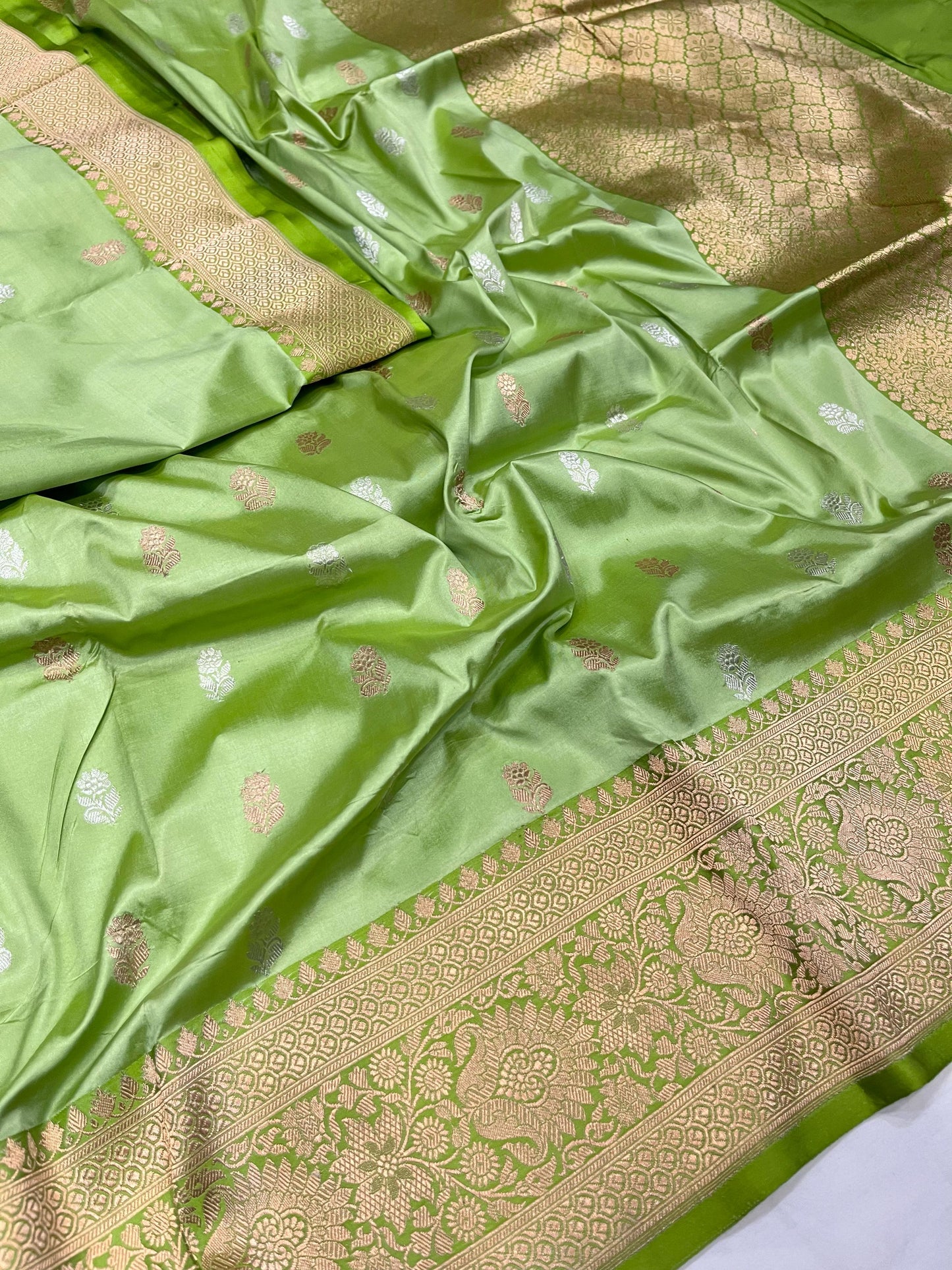 pista Green Contrast Boder Saree